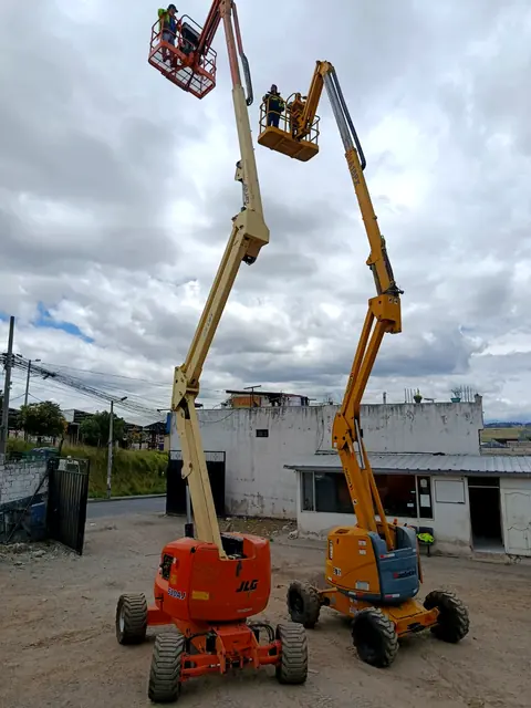 Dos elevadores articulados con canastilla trabajando en altura