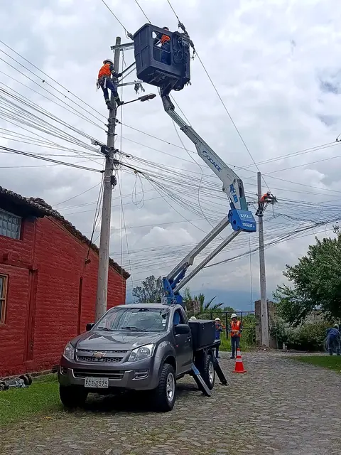 Camioneta con canasta elevadora trabajando en una red eléctrica