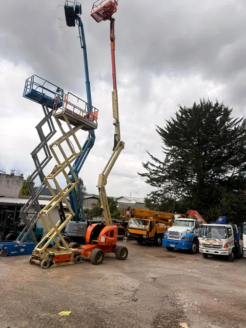 Elevadores de tijera y articulados listos en el patio de la flota