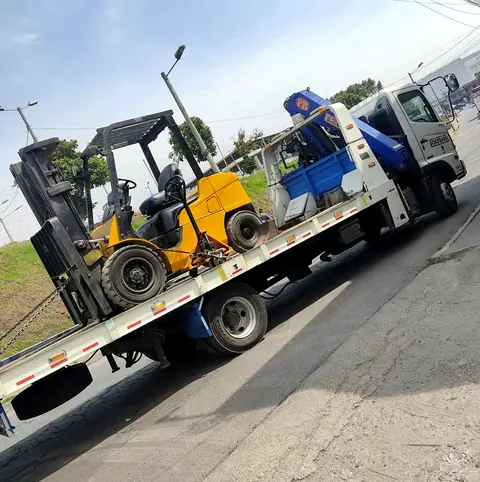 Montacargas subiendo a una plataforma autocargable